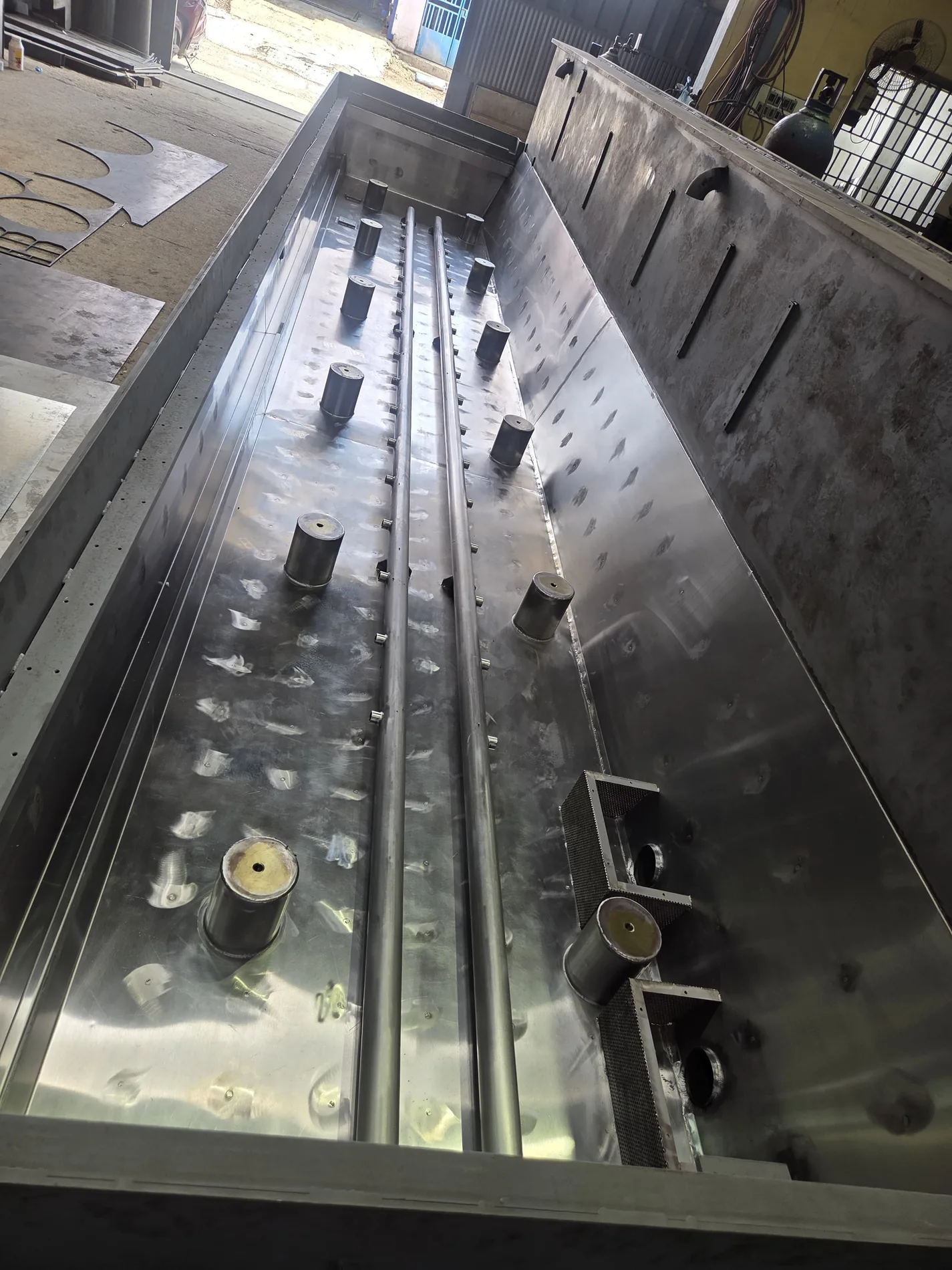 Custom fabrication: stainless steel tank with internal piping